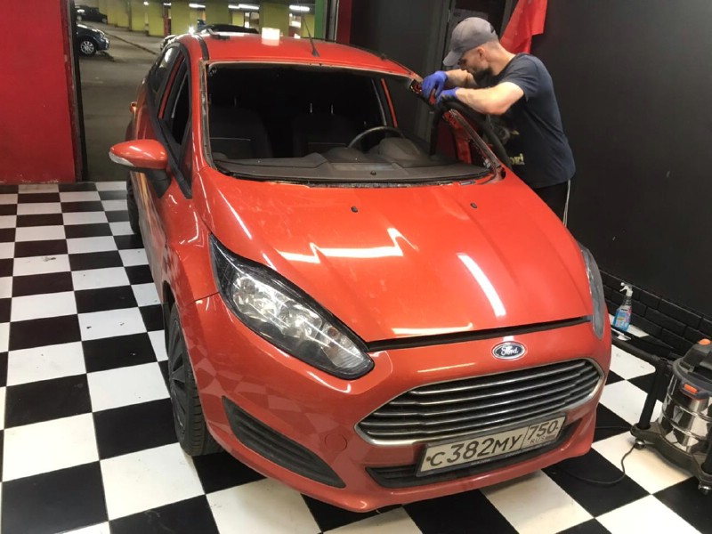 Замена лобового стекла Ford Fiesta