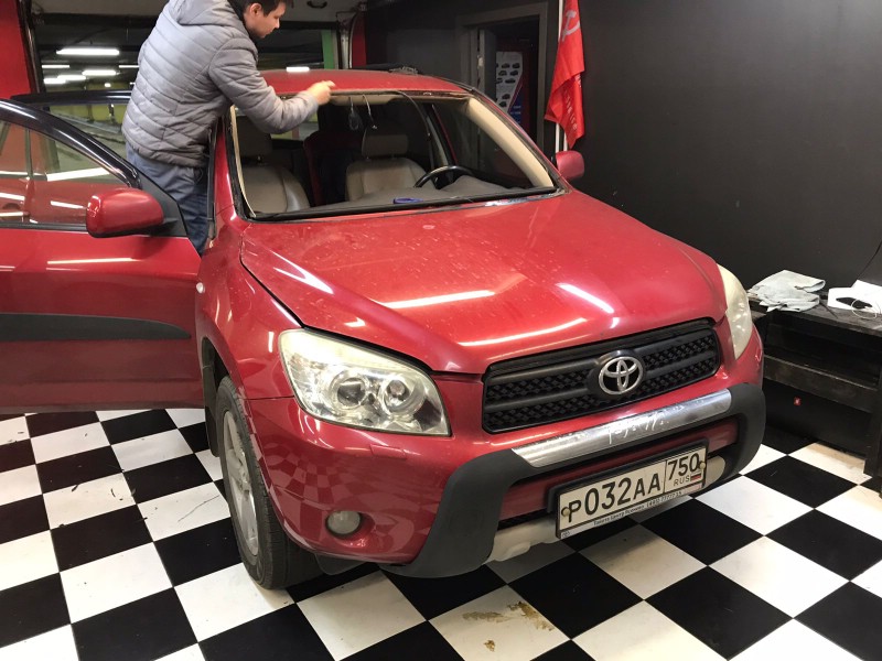 Замена лобового стекла Toyota Rav4