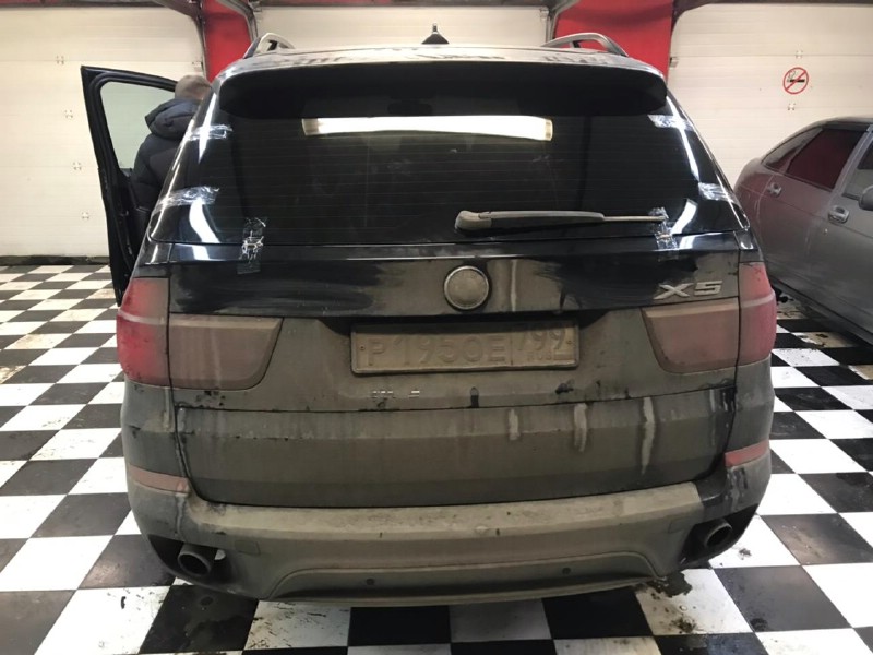 Замена заднего стекла BMW X5