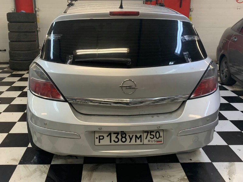 Замена заднего стекла Opel Astra H